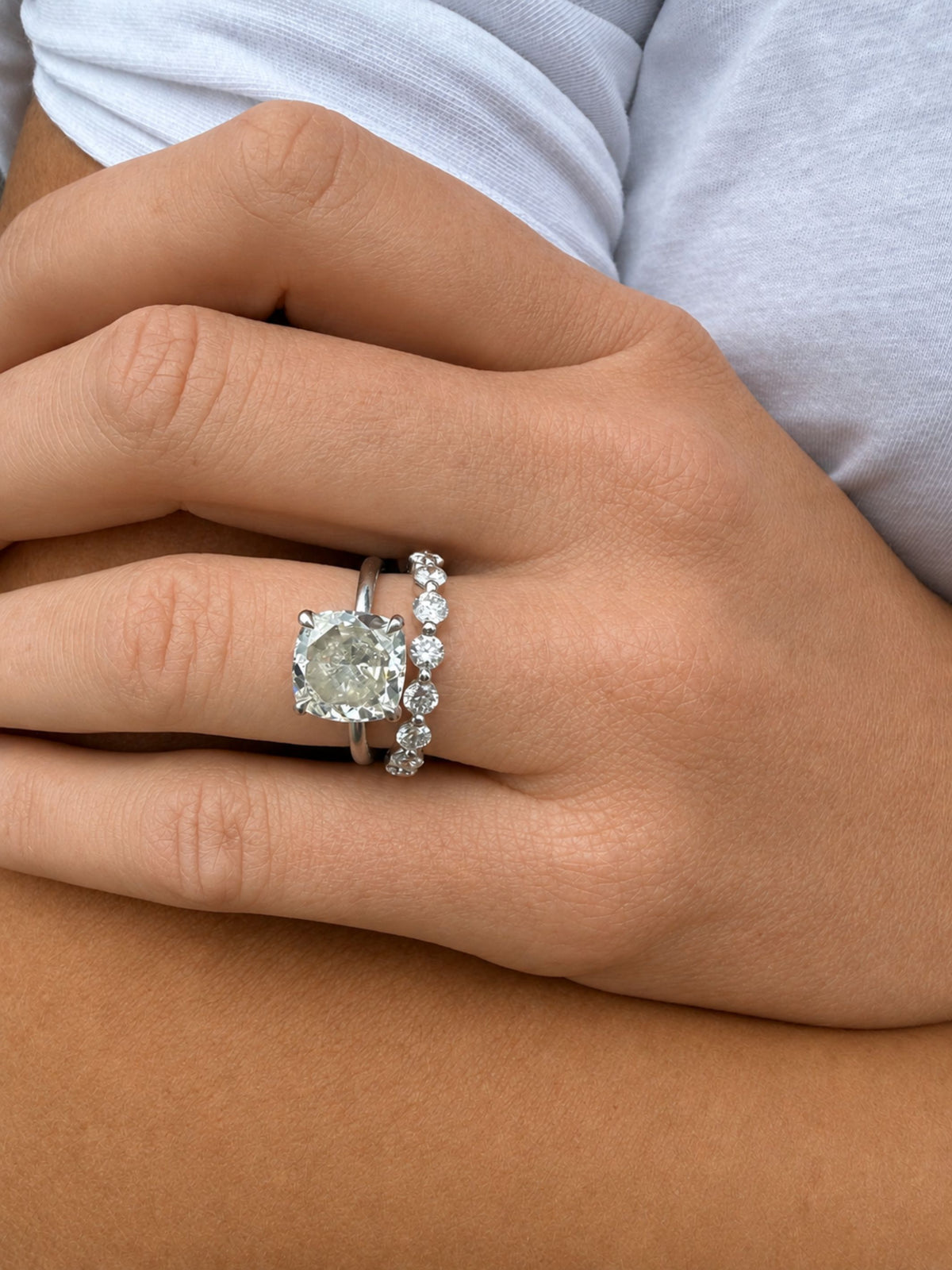 Floating Round Diamond Band 14K