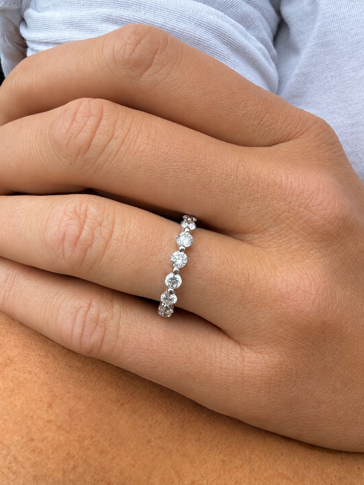 Floating Round Diamond Band 14K